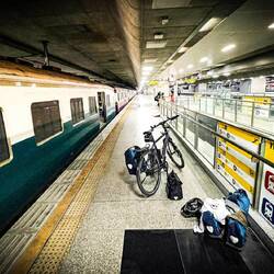 Knapp 11 Stunden in einem gefühlt 1 km langen Zug😉. Ich musste vom hinteren Ende ganz nach vorne.