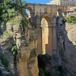 Ronda e il suo Maestoso ponte. Se siete lì, non dimenticate di visitare i giardini nella parte bassa