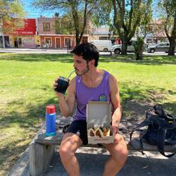 Jon consiguiendo la nacionalidad argentina