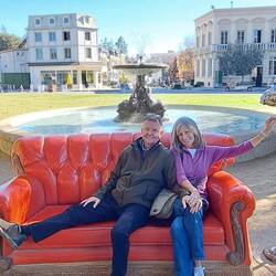 The iconic Friends couch, lamp and fountain.
