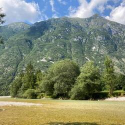 Die Soča und Aussicht auf die umliegenden Bergkette
