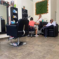 Henrike gönnt sich eine Pediküre, Hendrik einen Haarschnitt