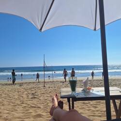 Anderen Leuten beim Aktivitäten zuschauen und währenddessen Smoothies schlürfen