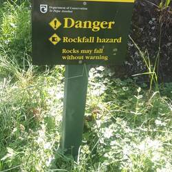 Die Felsen warnen offenbar nicht, bevor sie runter fallen. Wo gibt's denn sowas!