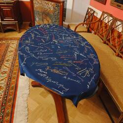 Гости расписывались на скатерти, а хозяйка дома с дочерью потом обшивали подписи