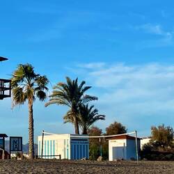 Einsam ist der Strand.