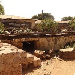 Von dem angeblich ersten Holzhaus in Westafrika ist nur noch das Fundament erhalten
