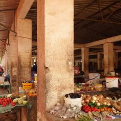 Der tägliche Markt mit Gemüse, Erdnüssen und Seife