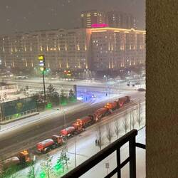 Der Winterdienst ist sehr gut organisiert und wichtig, denn es schneit die ganze Nacht ❄️