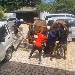 der "African Way" einen Betonmischer zu entladen