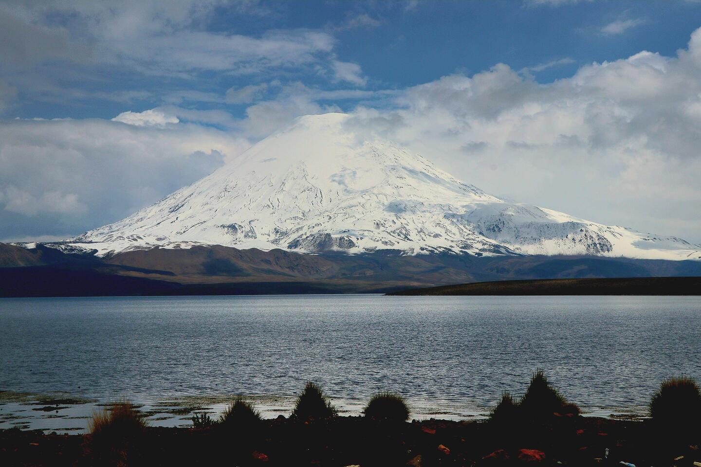 Vulcaano Parinacota (6380 m) and Lake Chungarà (at 4500 m).