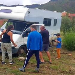 Helping fellow travelers. Camping Colibri, La Paz.