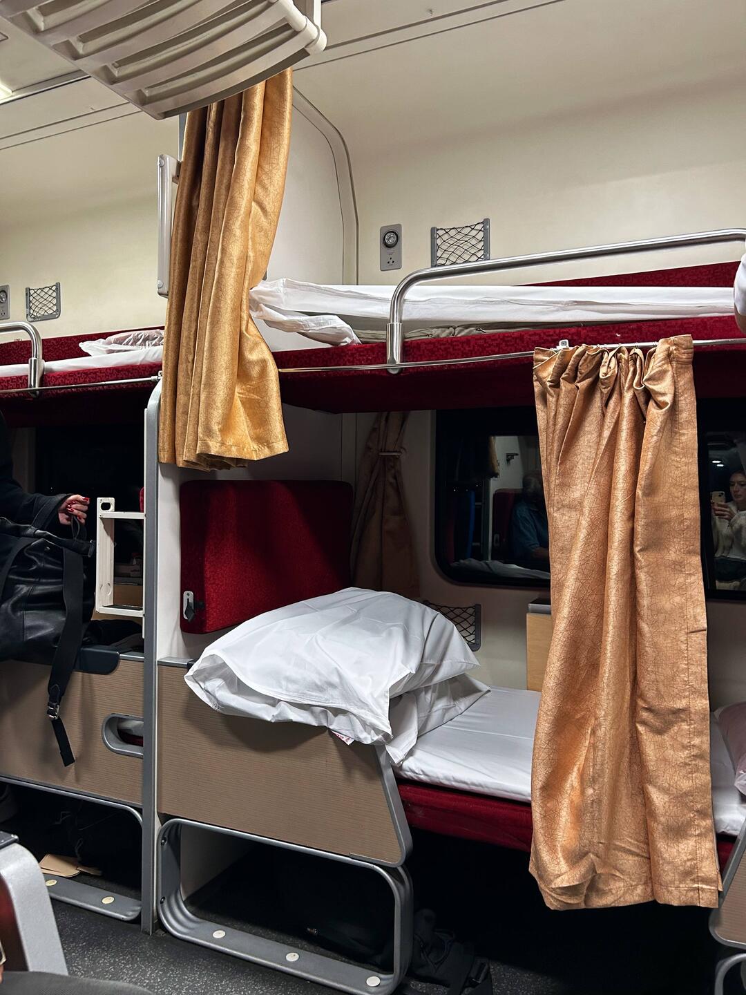 Ausgeklappte Betten im Nachtzug