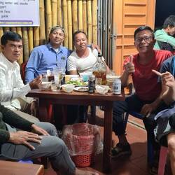 In die Männerrunde aufgenommen: Patch, der Hostelbesitzer mit seinen Freunden.