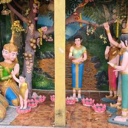 Das Leben des Buddha wird auf dem 2. Level mit Statuen bildlich erzählt. Hier noch ein Baby