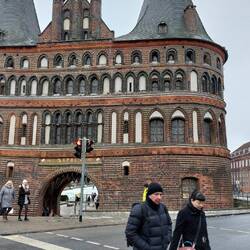 Holstentor, zügiger Schritten die Strasse und auf zum Stadtbummel