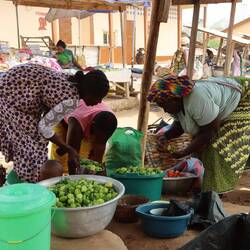 Das typische afrikanische Bücken: Abknicken im rechten Winkel