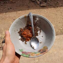 ...gibt es Yamswurzeln mit Öl und Gewürzen