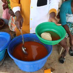 Banku, serviert mit der viel zu scharfen Soße...