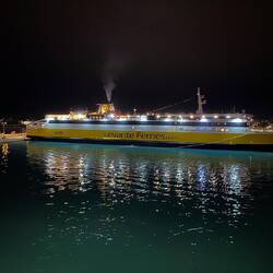 Sieht bei Nacht schon toll aus so ein Lavante Dampfer