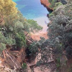 So many caves, tiny beaches, hidden coves 😻