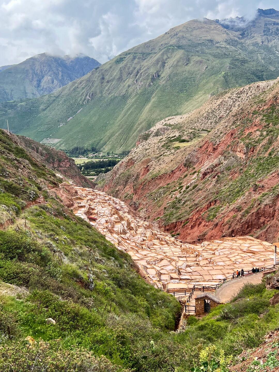 Die Salzterrassen in der Gesamtansicht