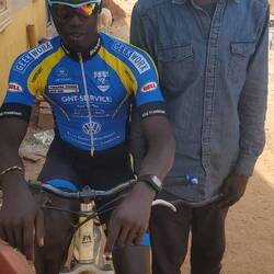 Das ist Sarjo, Kapitän des gambischen Radler Nationalteams, und rechts Yussuf, Mechaniker