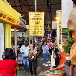 ein Schild aus der Covid Zeit - viele im Markt tragen noch Masken