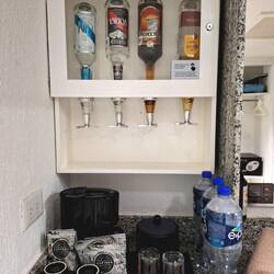 Es gibt sowohl eine Kaffeebar☕️, als auch eine Minibar🤣🫣