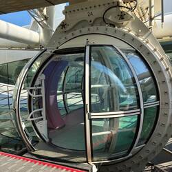 Alle einsteigen bitte. In unserer Kabine sind wir 15, insg. ist im Riesenrad Platz für 1750 Personen
