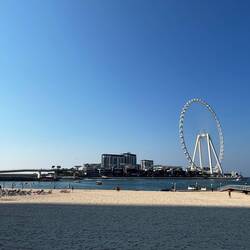 Blick auf die künstliche Insel Bluewaters, die vom Riesenrad dominiert wird.