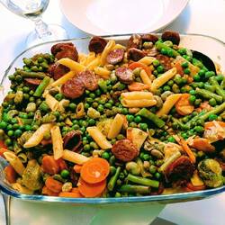 Ein Nudelgericht mit allen eßbaren Resten. Lecker😋😋