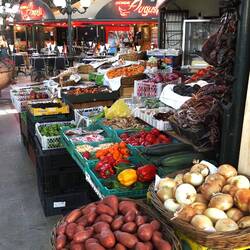 Bunter Markt in der städtischen Markthalle