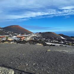 Blick auf die Station mit Parkplatz, Seilbahn, Gastronomie...