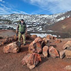 Das Vulkangestein hat sehr unterschiedliche Farben ...