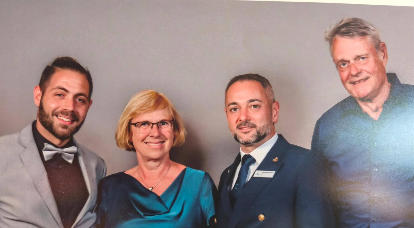 Wir mit dem Kapitän und unserem deutschen Reiseleiter