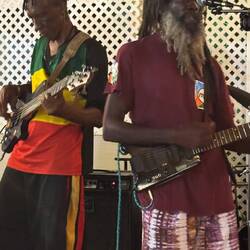 uriger Reggae am Wegesrand. Grund mit Gin-Tonic zu pausieren