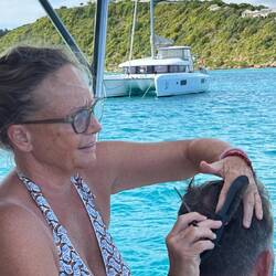 in der "Nonsuch-Bay" bekam Uwe einen neuen Haarschnitt von Iris