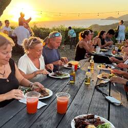 gerade noch einen Tisch ein wenig am Rande des Trubels ergattert