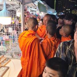 Auch ein Mönch will mal shoppen