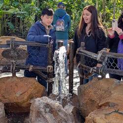 This brought out the Schadenfreude in Lara. "Soggy hands!🤣"