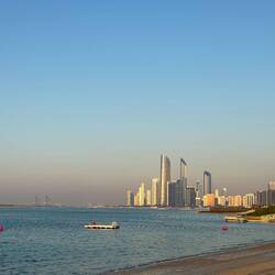 Blick auf die Skyline von Abu Dhabi.