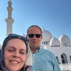 Natürlich müssen wir uns angemessen kleiden, Arme und Beine bedecken und das Haar.