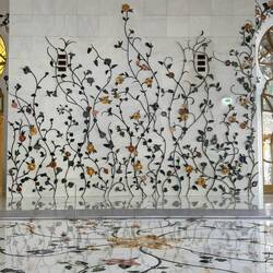 Meterhohe Verzierungen an den Wänden.