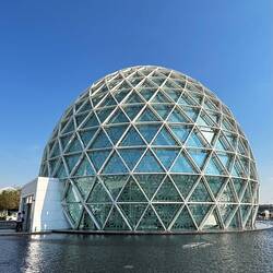 Der Eingangsbereich, erst einmal geht es hinab in ein Einkaufszentrum.