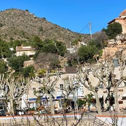 Shops und Restaurants, teilweise in den Berg hinein gebaut