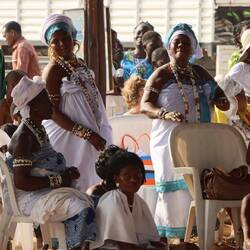 ... traditionell gekleidet...