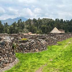 Reste der Lagerhäuser in Raqchi