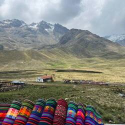 Passhöhe mit Kirche und Verkaufsstand
