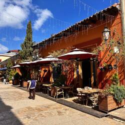 verkehrsfreie Gasse mit Café/Restaurant